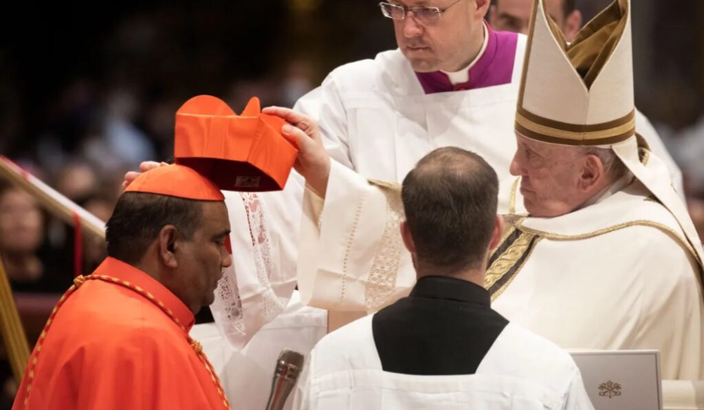 Francisco impone el birrete cardenalicio a Poola.