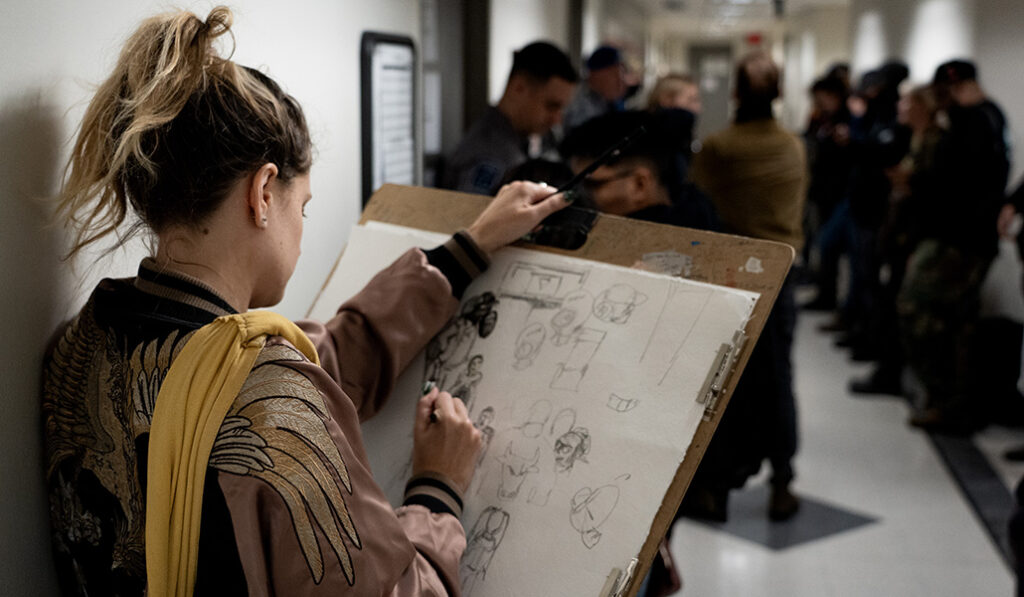 Una joven artista visita los juzgados asiduamente para retratar lo que ocurre.