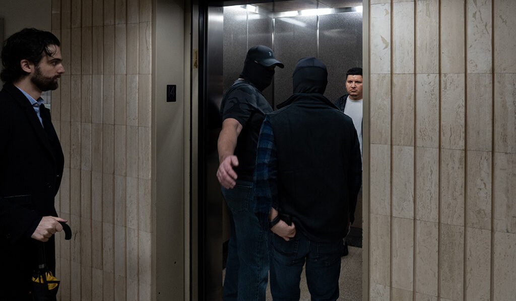 Melck (izquierda) contempla el arresto de un guatemalteco.