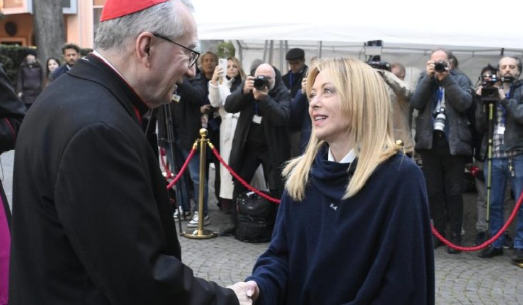 Parolin saluda a Meloni.