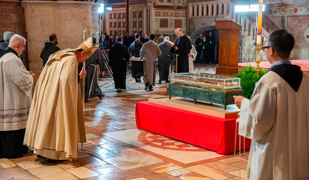 El cardenal Artime venera los restos del santo de Asís.
