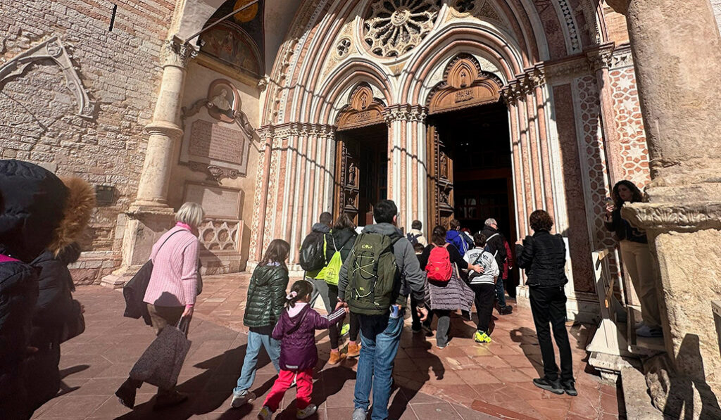 Los primeros peregrinos entran en la basílica.