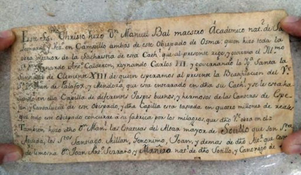 Documento escondido bajo el paño del 'Cristo del Miserere'.