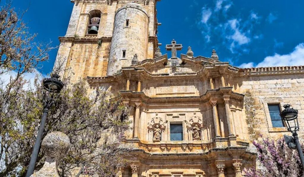 Fachada exterior de la iglesia de Santa Águeda, en Sotillo de la Ribera, provincia de Burgos.