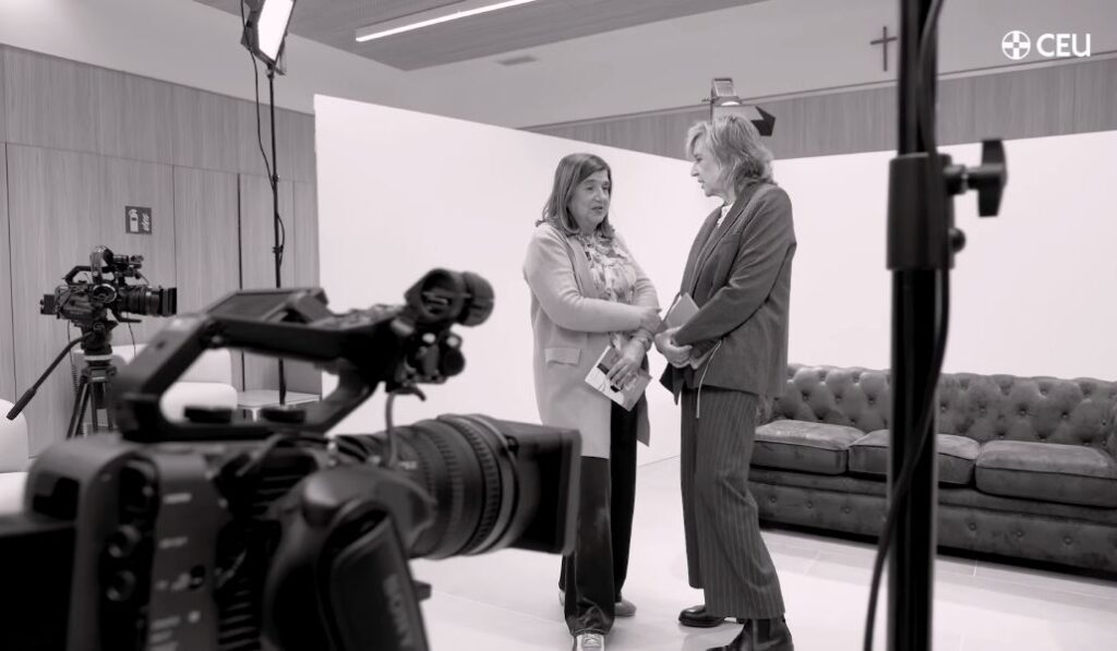 Rosa Pich con la periodista Marta Barroso en la charla CEU Talks.