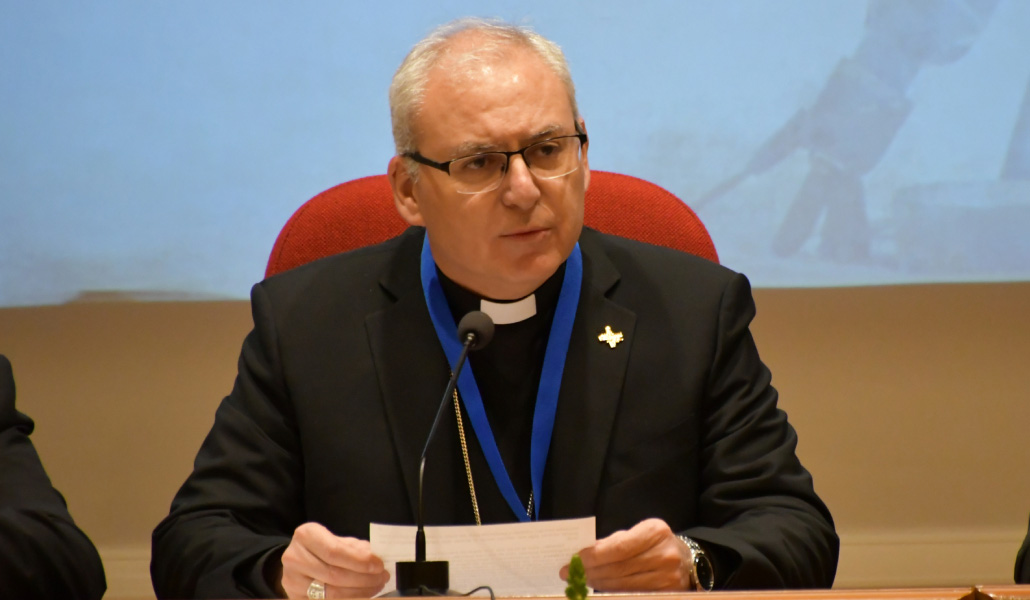 El obispo de Jaén durante el encuentro con los delegados de Medios de España.
