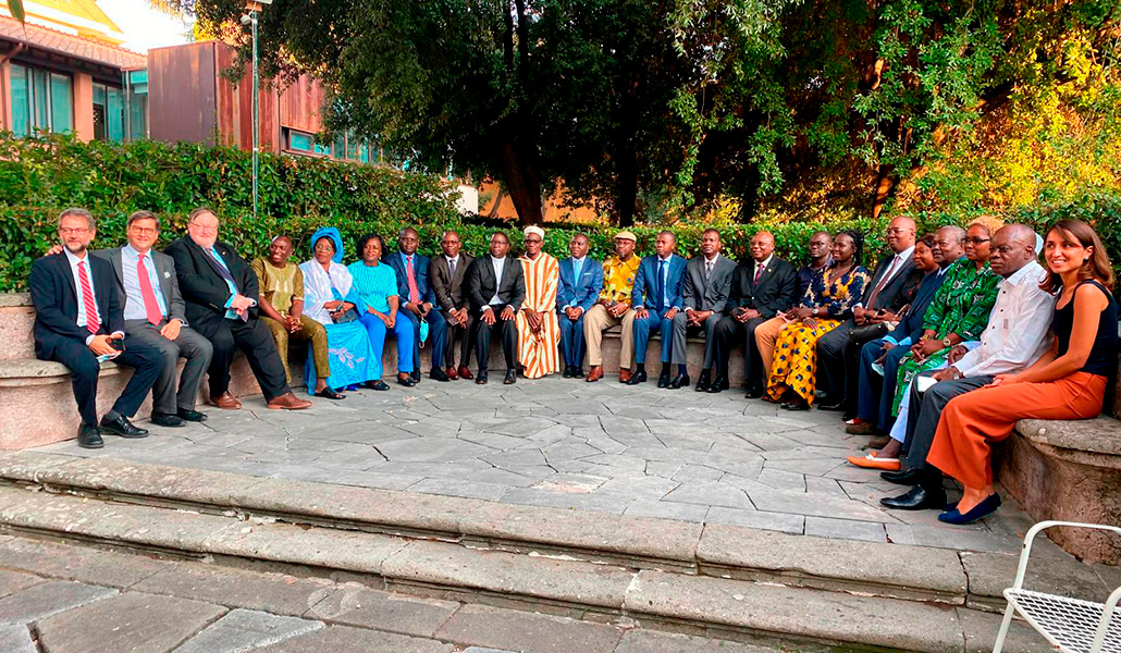 Caruso (derecha) mantiene contacto frecuente con el Gobierno centroafricano, partidos políticos y representantes de la ONU y la Unión Africana.