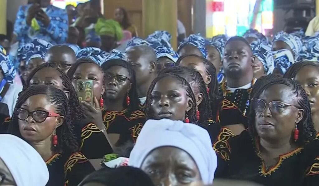 Asistentes al acto por la paz en Bamenda, Camerún.