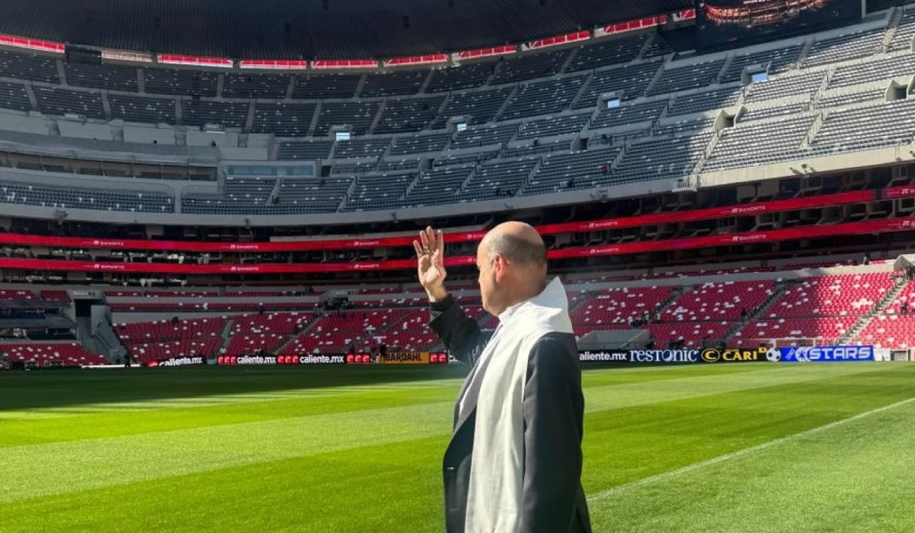 El obispos auxiliar bendiciendo el estadio