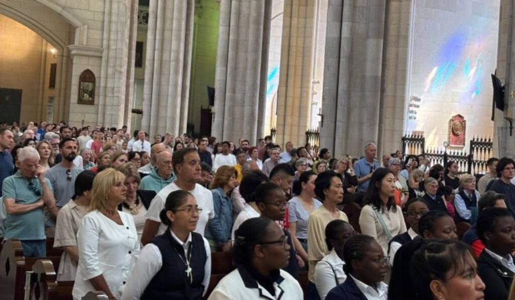 Miembros de los distintos estados de vida han llenado la catedral. Foto: Luis Miguel Modino.