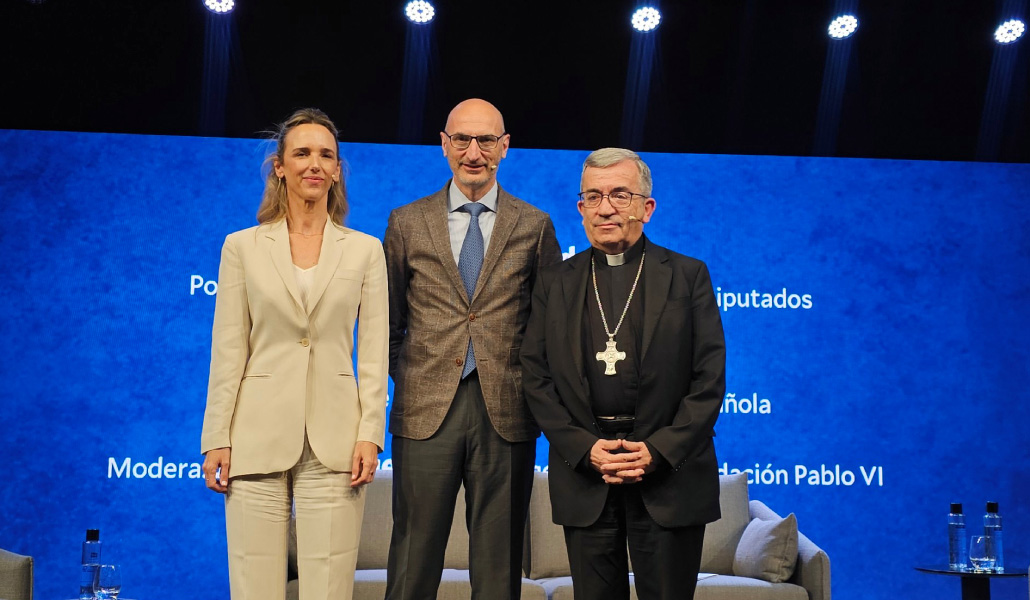 Cayetana Álvarez de Toledo y Luis Argüello junto al director general de la Fundación Pablo VI, Jesús Avezuela.