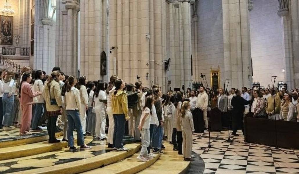 Grabación de los coros del himno en la catedral de la Almudena.