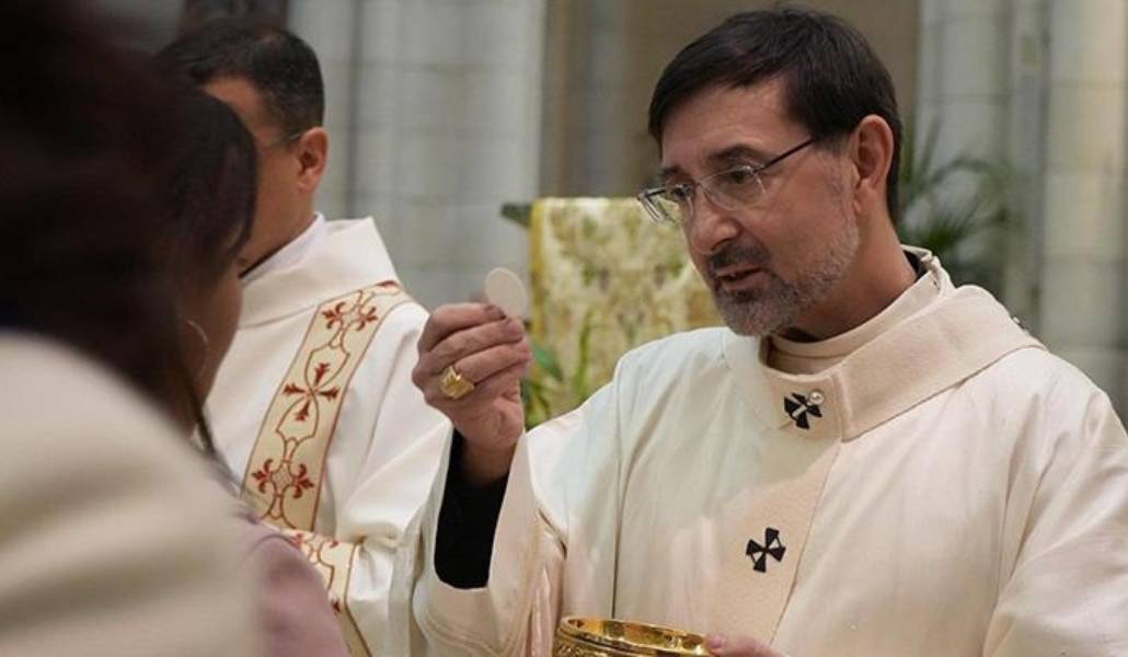 El cardenal Cobo durante la distribución de la comunión.