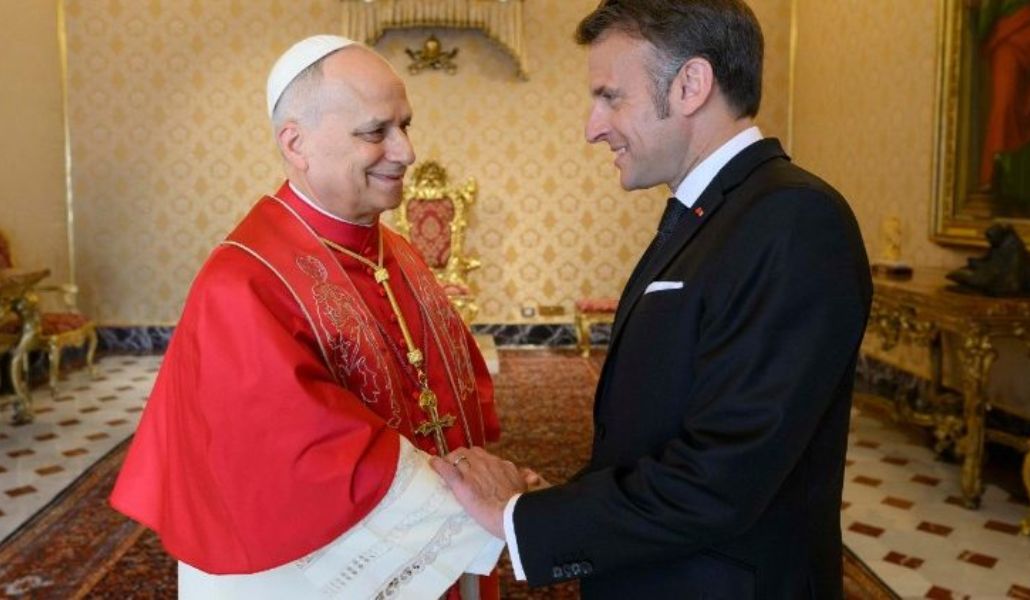 León XIV y Macron durante su encuentro en el Palacio Apostólico del Vaticano.