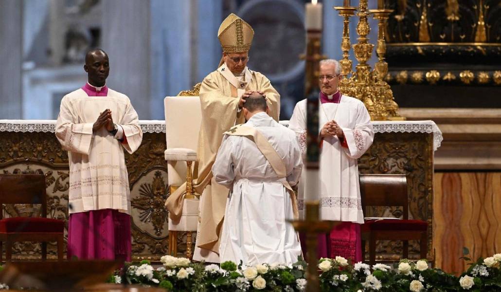 Leon XIV durante la ordenación de nuevos sacerdotes.