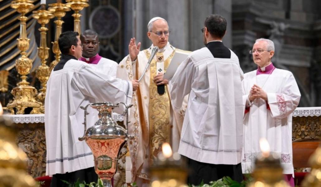 El Santo Padre bendice los óleos durante la Misa Crismal. Foto: Vatican Media.