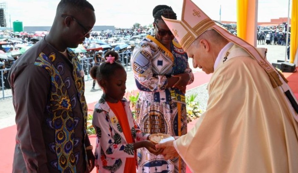 El Papa saluda a una familia que presenta las ofrendas durante la Misa en Saurimo.