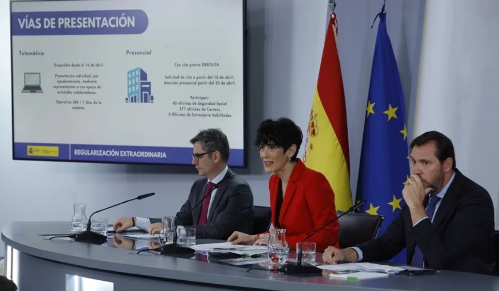 La ministra Portavoz, Elma Saiz, el ministro de la Presidencia, Félix Bolaños, y el ministro de Transportes, Óscar Puente (d), en la rueda de prensa.