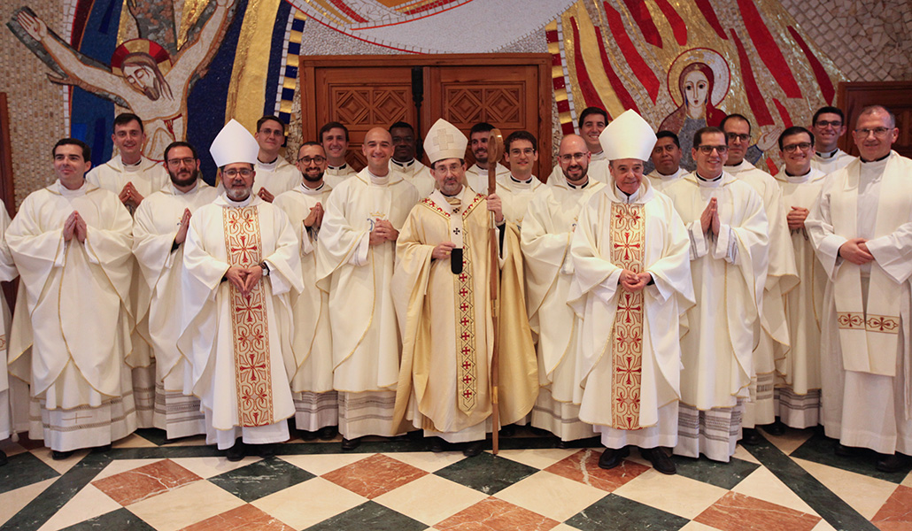 Los recién ordenados con el obispo auxiliar Vicente Martín, el cardenal Cobo y Jaime Fuentes, emérito de Minas (Uruguay).