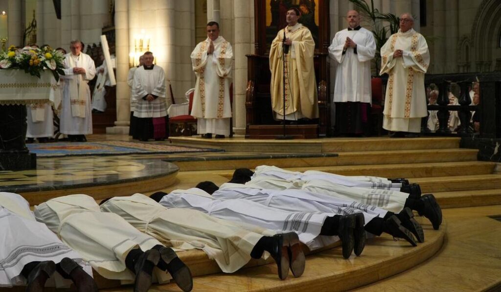 El cardenal y algunos de los nuevos presbíteros.