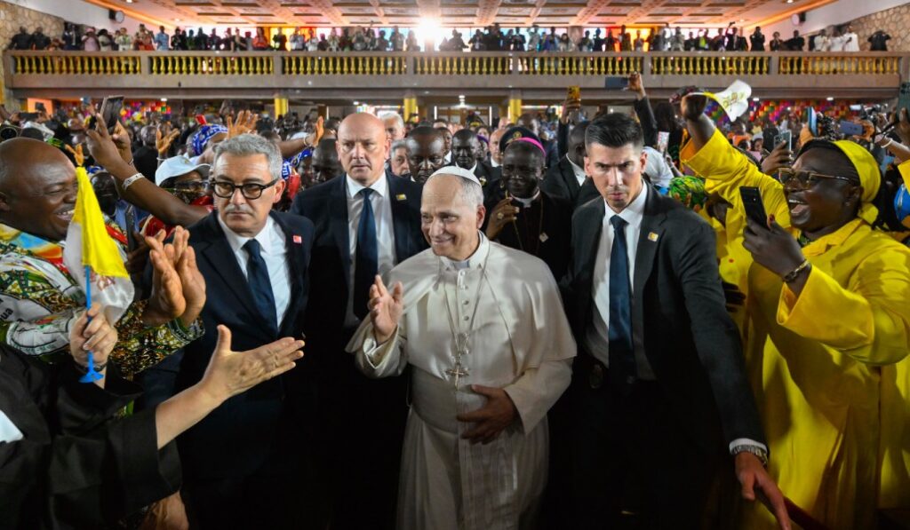 Oración por la paz en la catedral de Bamenda, el 16 de abril.