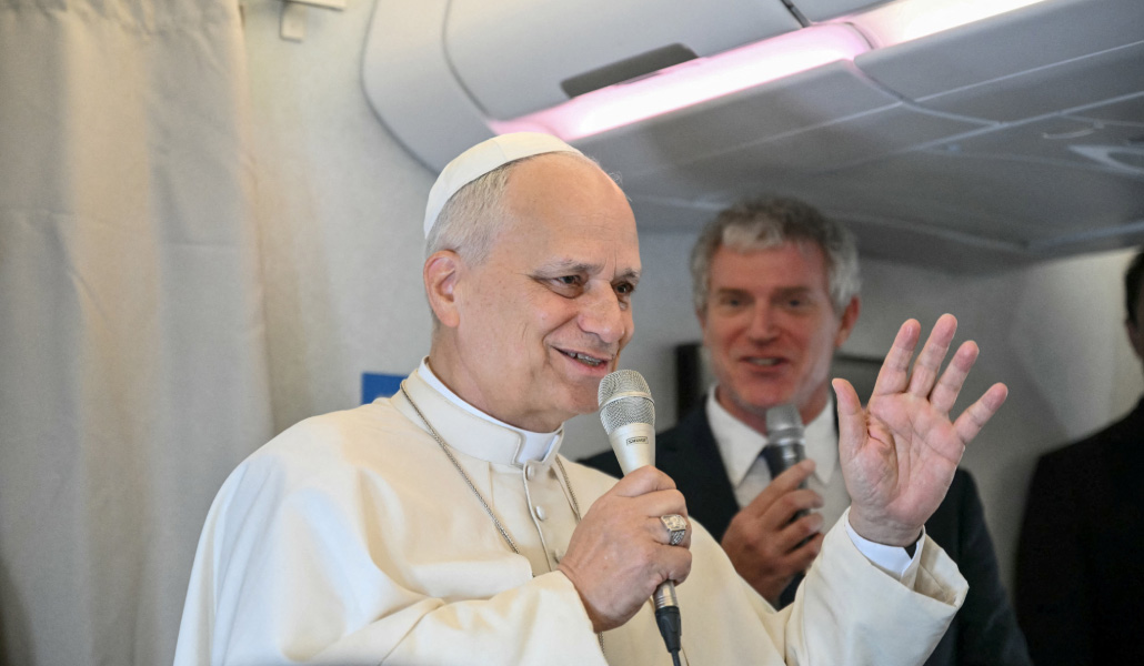 El Papa durante el vuelo.