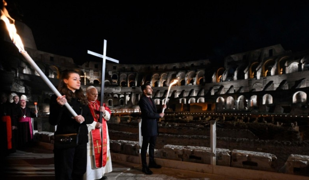 El Papa cargando la cruz en el Coliseo.