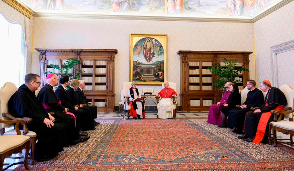 El Papa se dirige a toda la delegación que acompañaba a Mullally. Foto: Vatican Media.