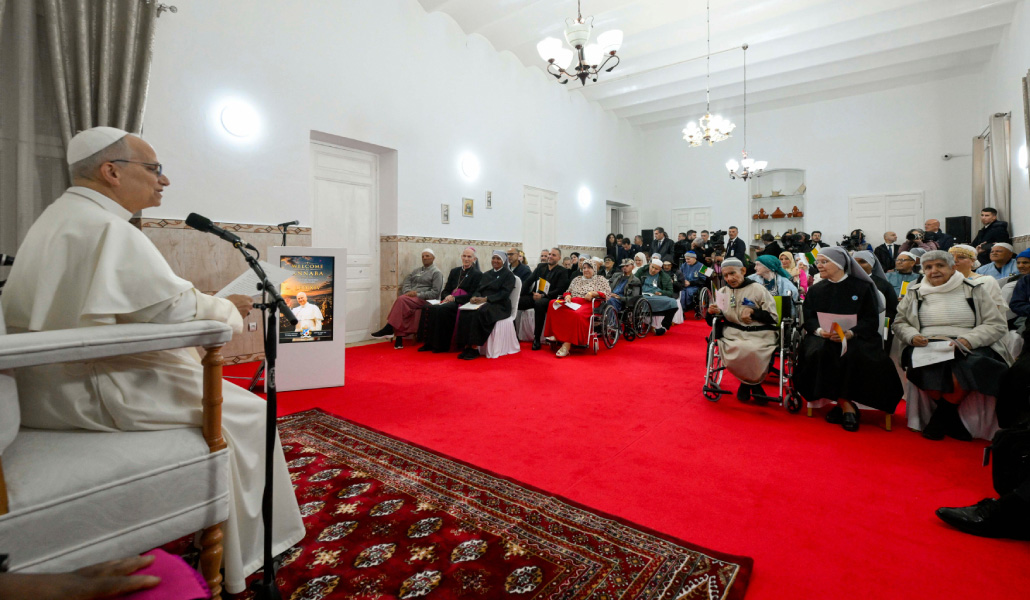El Papa con las Hermanitas de los Pobres y los ancianos.
