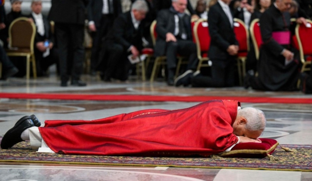 El Papa postrado al inicio de la celebración.