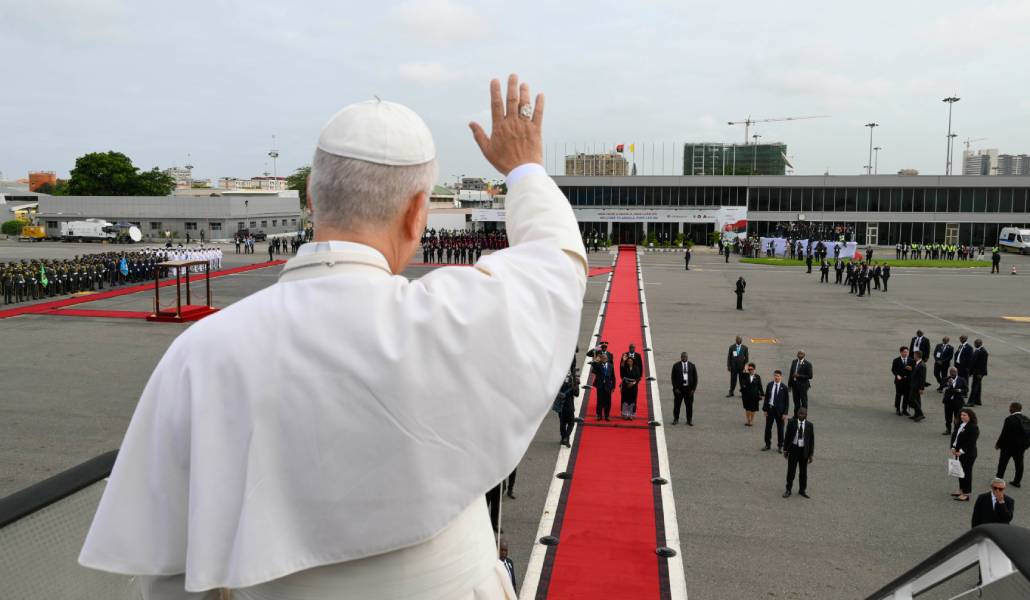 El Papa sube a un avión en Luanda (Angola).