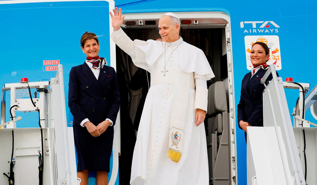 León XIV saluda desde la escalinata del avión que le lleva a África. Foto: Vatican Media.