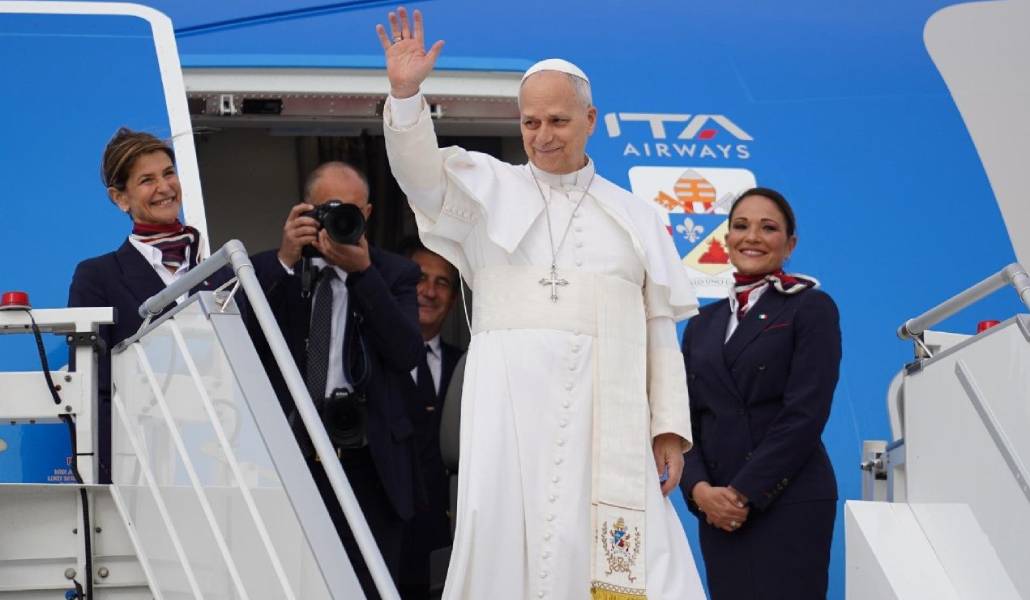 El Papa saluda antes de viajar a África.