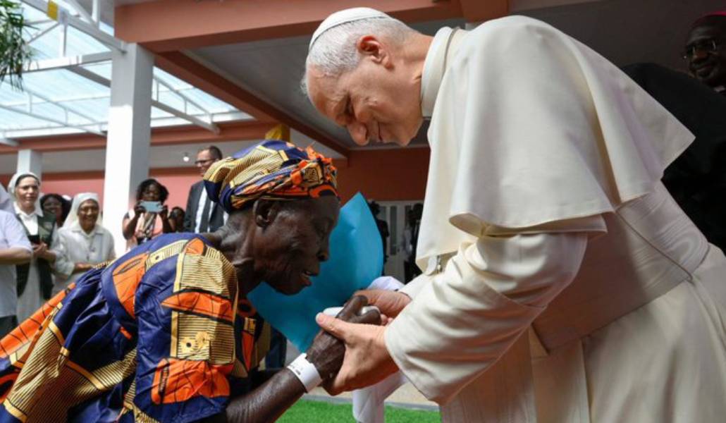El Papa saluda a una de las mujeres del centro.