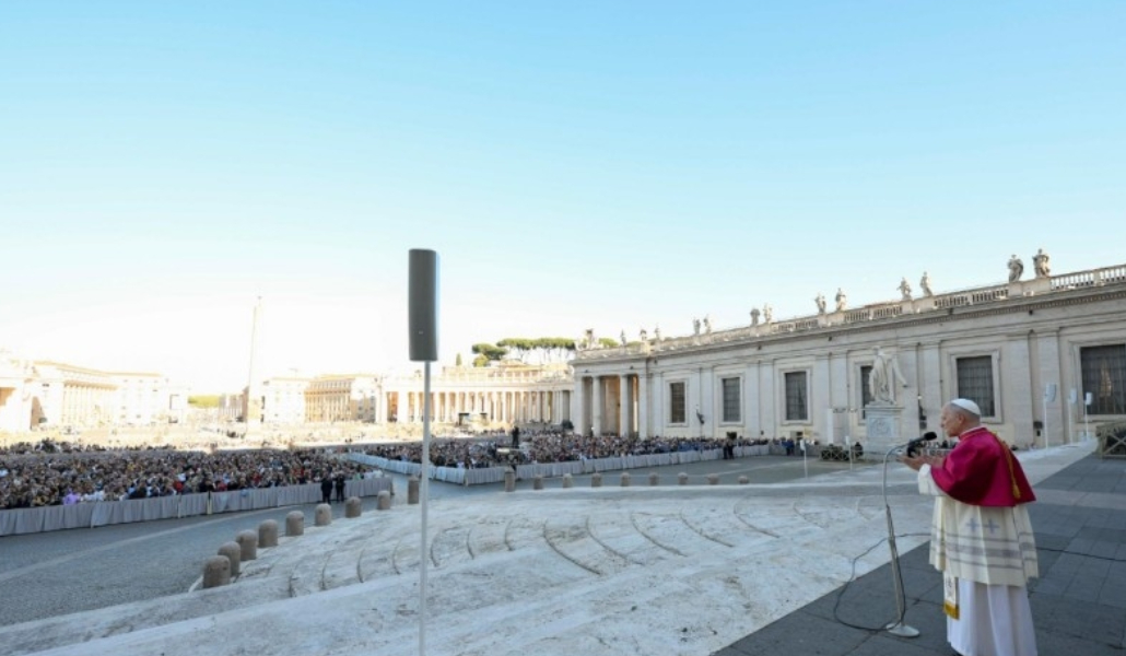 El Papa ha saludado a los fieles congregados en la plaza de San Pedro.