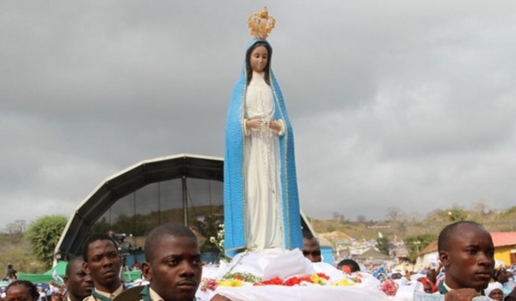 Procesión con la imagen de Mama Muxima.
