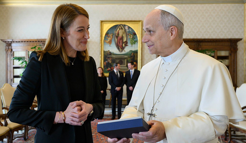 Roberta Metsola en una audiencia con León XIV.