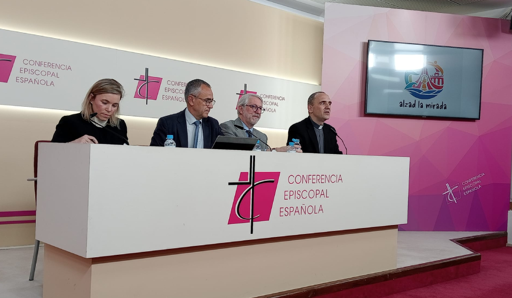 Sara de la Torre, Fernando Giménez, Yago de la Cierva y Josetxo Vera durante la rueda de prensa.