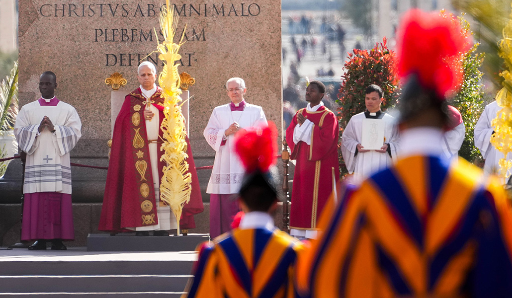 El Papa León XIV sostiene una rama de palma mientras celebra la Misa del Domingo de Ramos en la Plaza de San Pedro, en el Vaticano, el 29 de marzo de 2026.