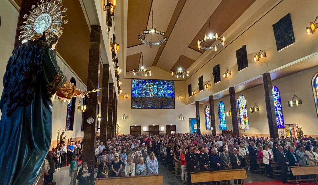 El templo se llenó de fieles para este día especial.