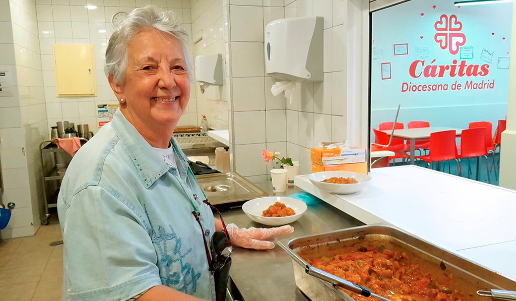 Carmen sirve la comida a los usuarios de CEDIA. Foto: María Martínez López.