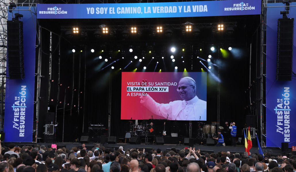El cardenal Cobo, sobre el escenario, leyendo la carta del Papa.