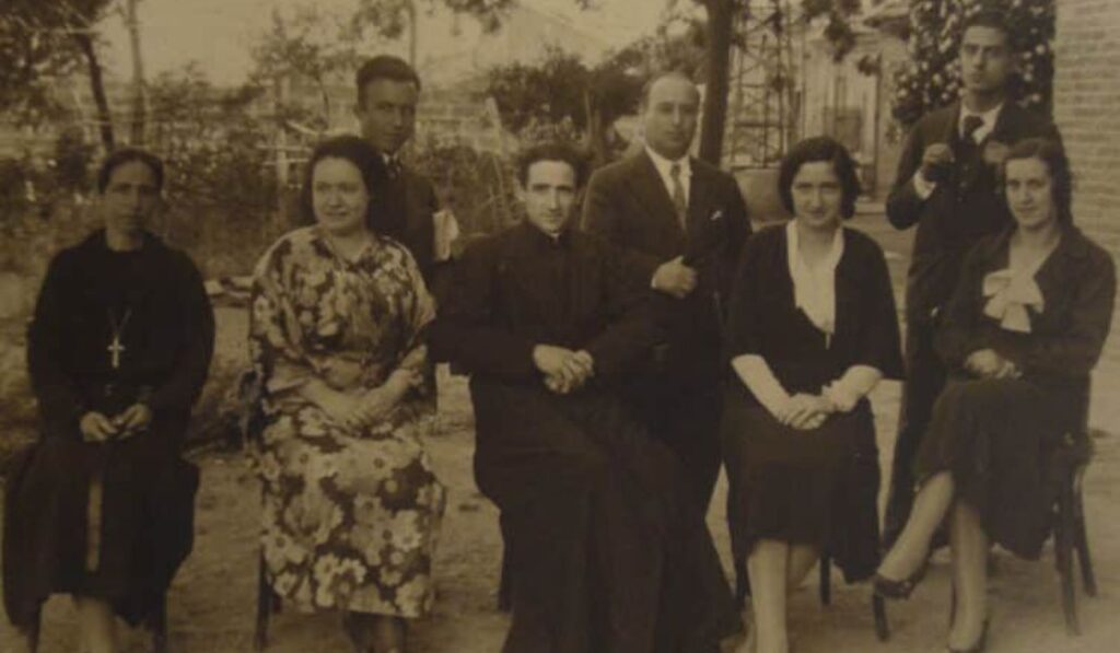 Abundio Martínez con varios laicos.