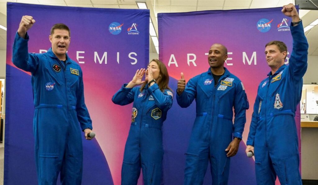 Los astronautas de la misión Artemis II. A la derecha, Victor Clover.