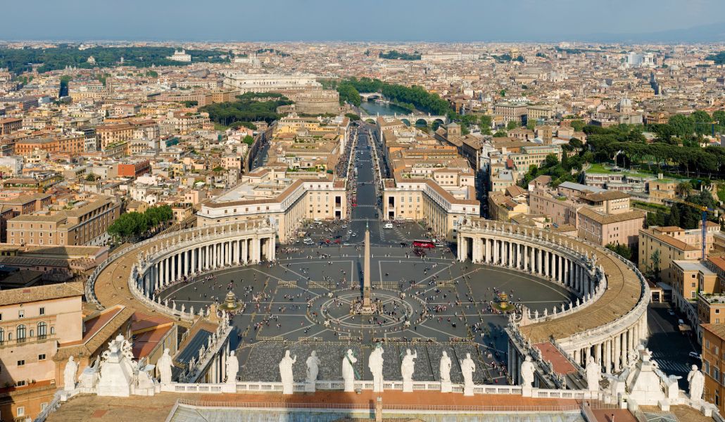 Vista a algunos de los dicasterios vaticanos y embajadas desde la Plaza de San Pedro.