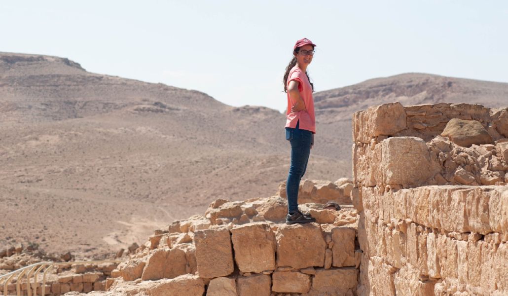 Clara Forcada visita unas ruinas en Tierra Santa.