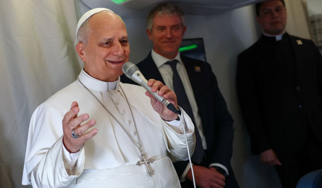 León XIV habla con periodistas en el vuelo papal de Argel a Yaundé.