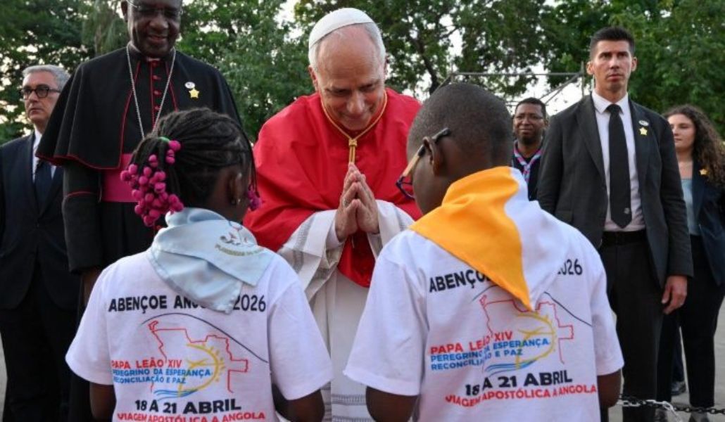 León XIV con niños de Angola en la parroquia de Nuestra Señora de Fátima.