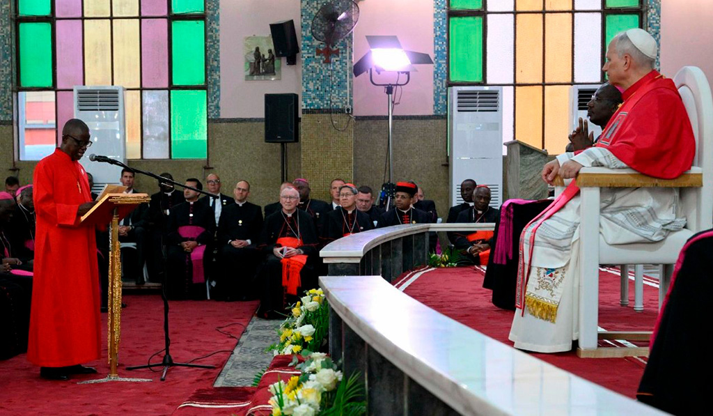 El catequista Manuel Almedia le cuenta al Papa su testimonio.