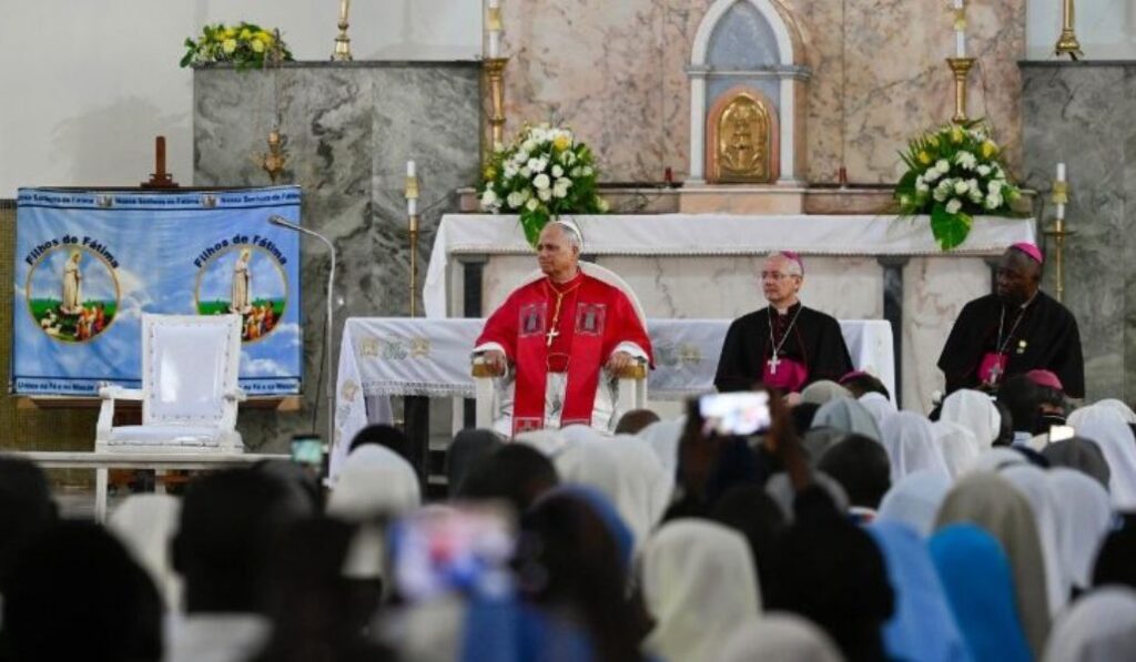 El Papa escucha a la comunidad local en Angola.